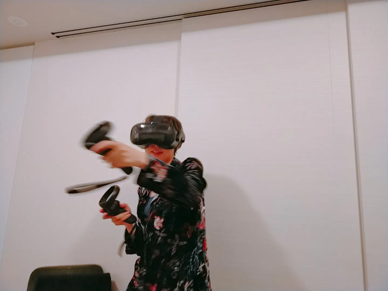 In an interview, Kuridan Rie mentioned being influenced by Yukio Mishima and enjoying fitness. Pictured is Kuridan using VIVE Focus 3 for boxing, clearly embracing technology