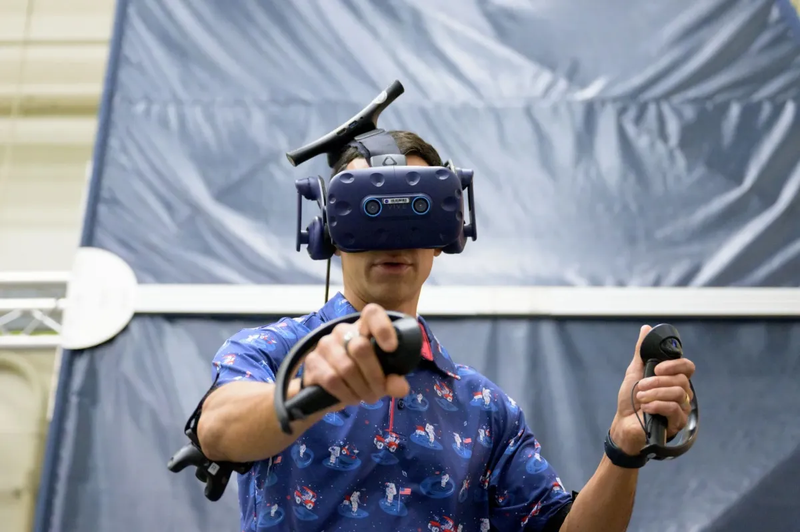 NASA astronauts use virtual reality to simulate the lunar space station