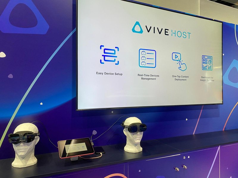 (圖八)HTC新聞圖-VIVE Host 一對多的 VR 多人同步管理解決方案。教師可同步推播學習內容至多台設備，一鍵安裝、開啟與結束 XR 軟 體播放，並即時監控學生進度，打造沉浸式課堂體驗，媲美實體教學。